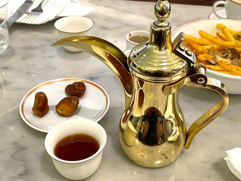 スパイスたっぷりなアラブコーヒー”アラビックコーヒー”をドバイモールで楽しむ【ドバイ】 - キキ・デリ